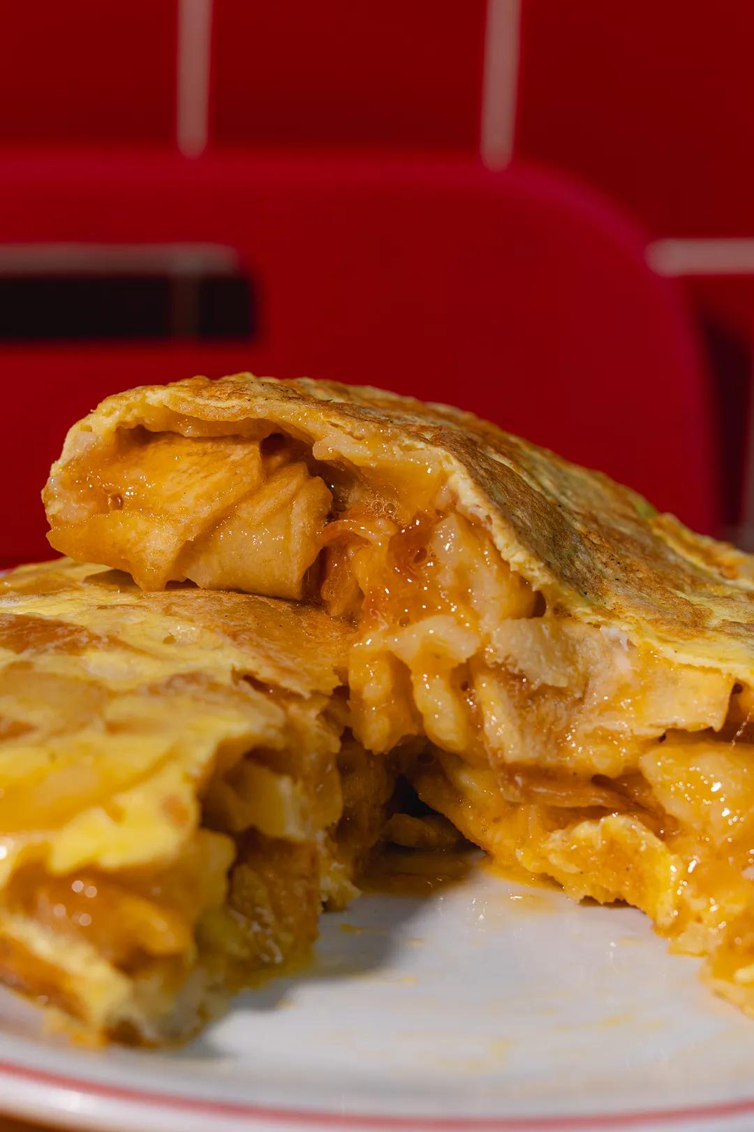 Popular item de Feriado Cantina: Tortilla de papas y ajo negro