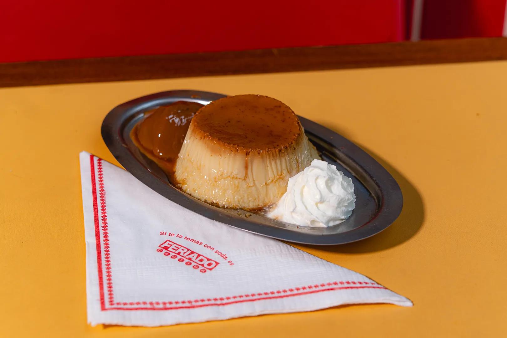 Popular item de Feriado Cantina: Flan casero mixto