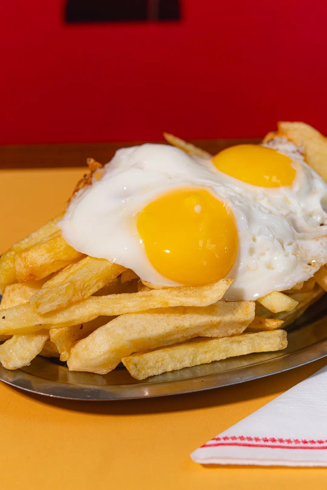 Popular item de Feriado Cantina: Papas fritas a caballo