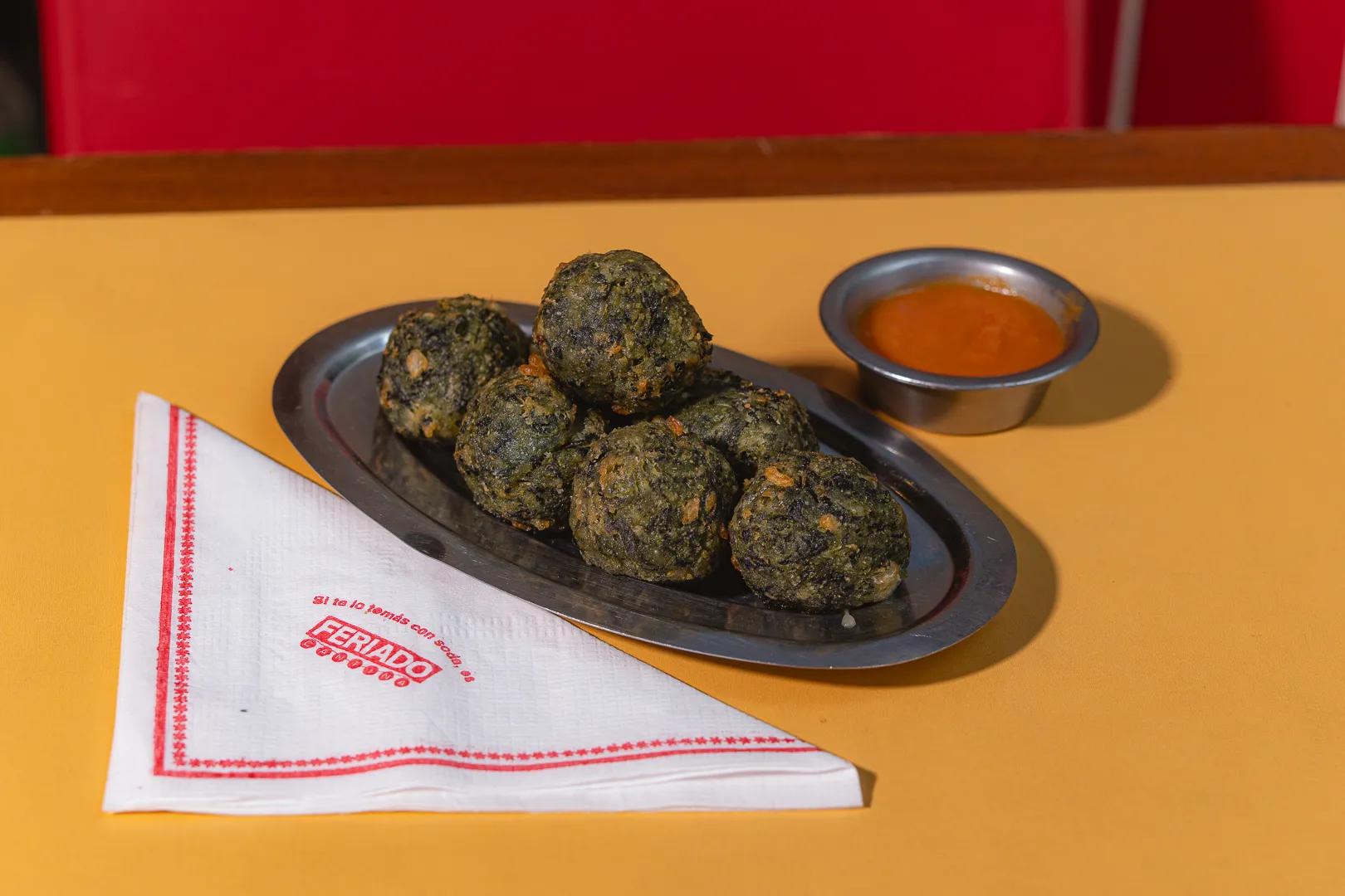 Popular item de Feriado Cantina: Buñuelos de espinaca