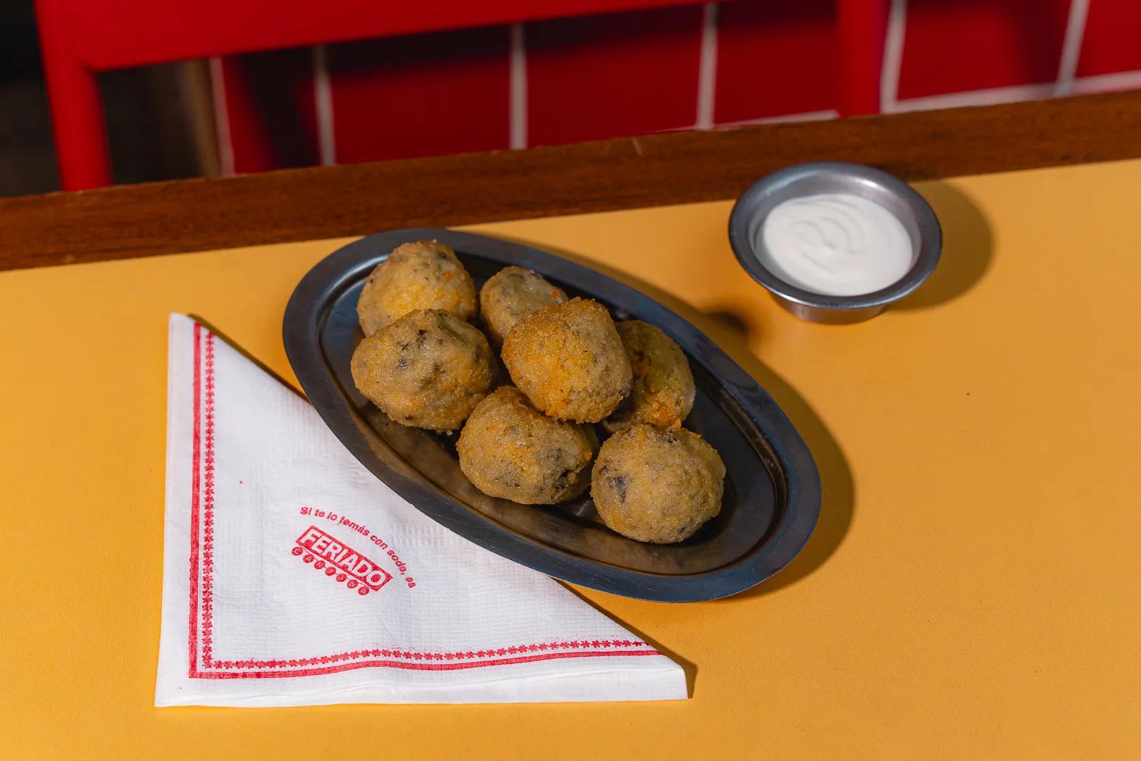 Popular item de Feriado Cantina: Croquetas de papa, hongos y queso azul